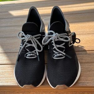 WOMENS NEW BALANCE ROAV SNEAKERS. SZ.9.5. BLACK AND GREY